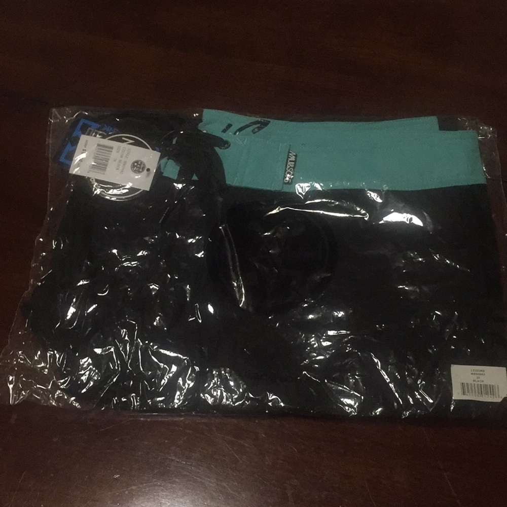 Maui short black size 38 new with tags